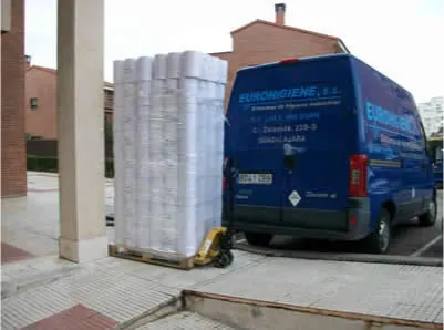 Furgoneta de reparto de Eurohigiene cargada con palés de producto