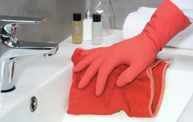 Bayeta roja limpiando un lavabo