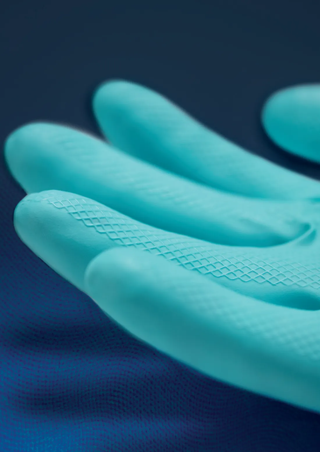 Guantes de protección de color turquesa sobre fondo azul