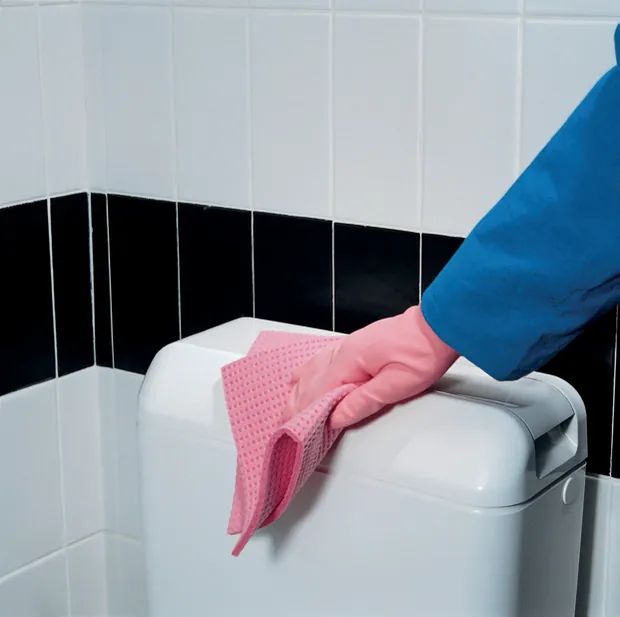 Bayeta rosa Spongyl limpiando una cisterna