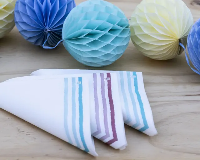 Servilletas blancas con rayas de colores